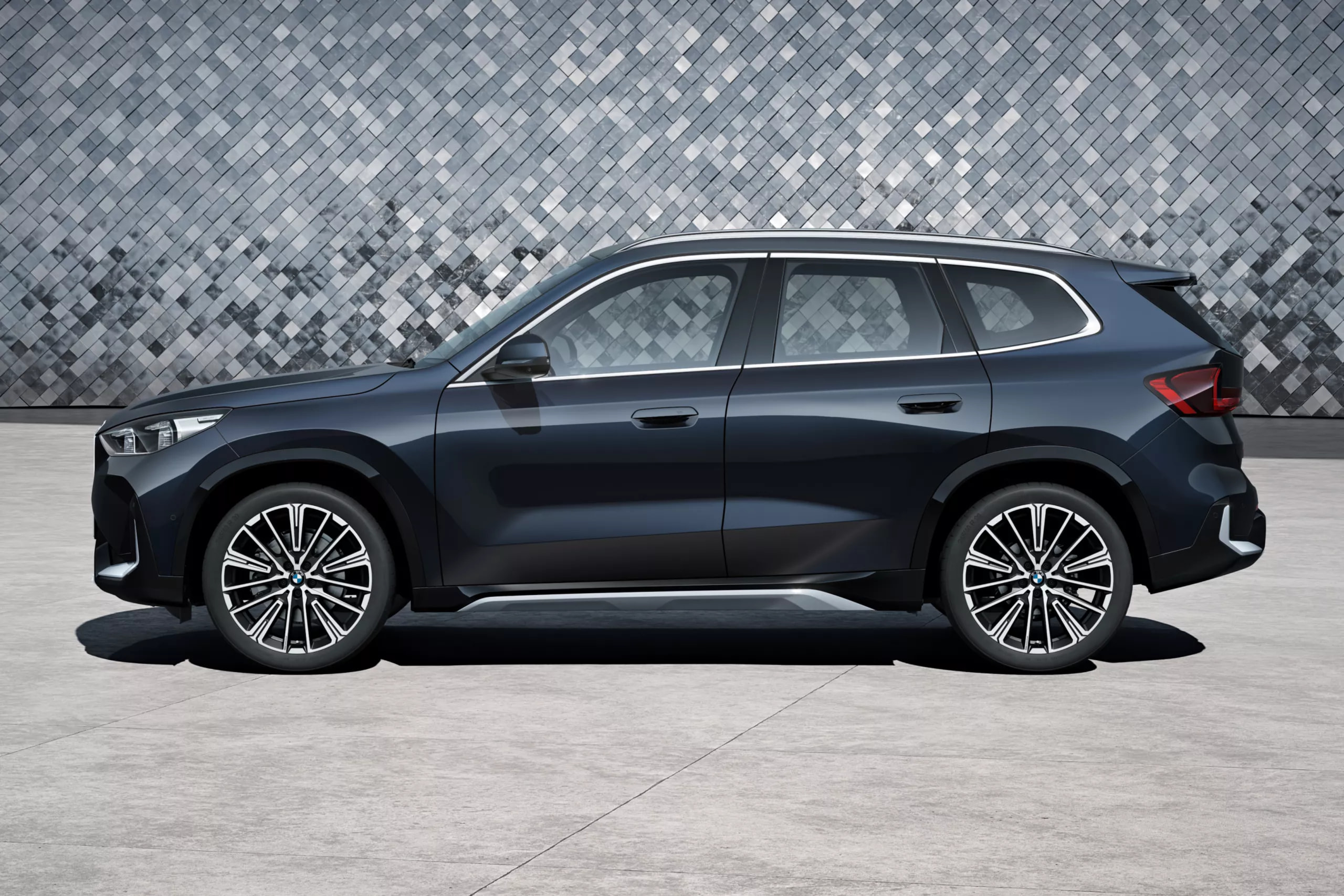 Εμβληματική εμφάνιση Χ από το πλάι.