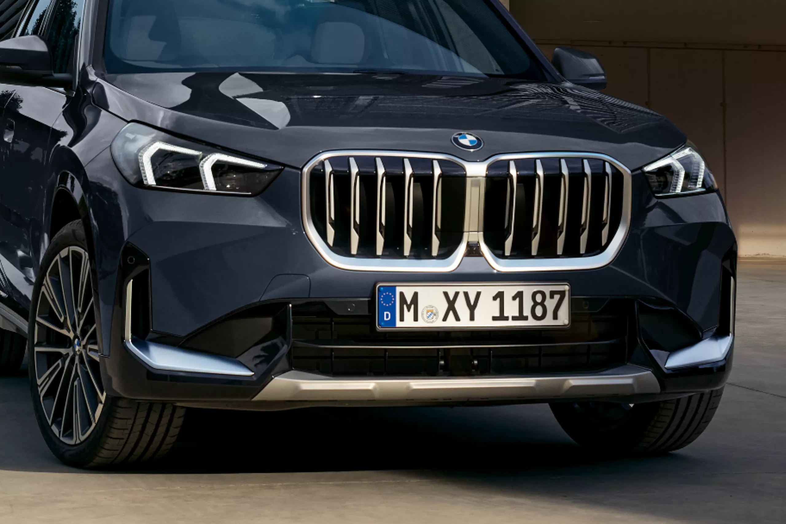 Εντυπωσιακό μπροστινό μέρος με μοντέρνες λεπτομέρειες.